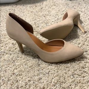 Super cute Basic Nude pumps